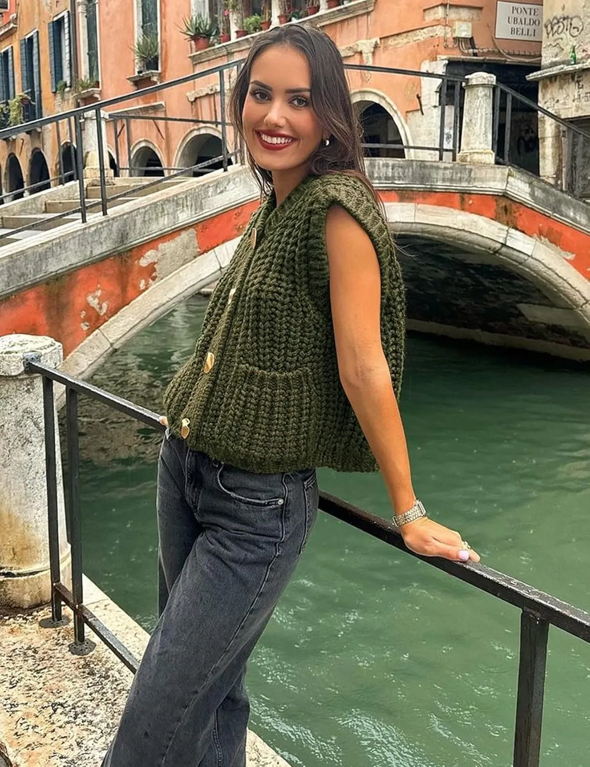 Flygo Womens Sleeveless Crop Chunky Knit Cardigan Trendy Button Down Cropped Knitted Sweater Vest Tops with Pockets