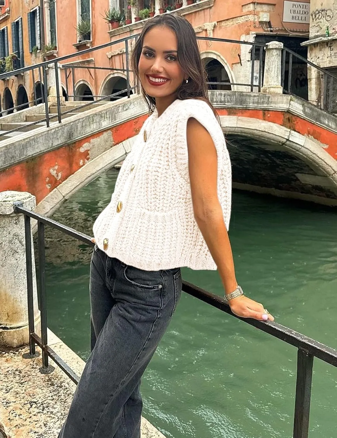Flygo Womens Sleeveless Crop Chunky Knit Cardigan Trendy Button Down Cropped Knitted Sweater Vest Tops with Pockets